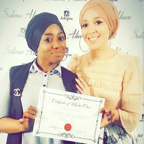 Linda reçoit un diplôme lors du concours L’Oréal avec Salima Aliani