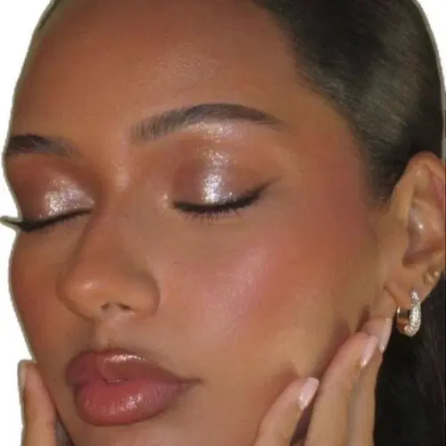 Gros plan sur un visage maquillé, yeux fermés : paupières irisées, teint lumineux et lèvres glossy